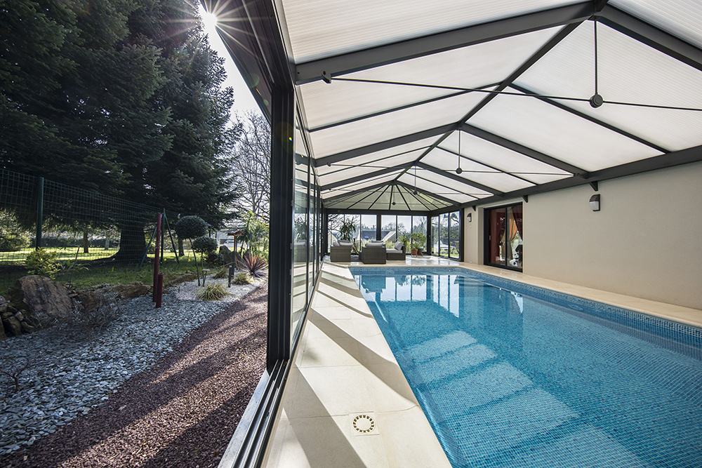Véranda piscine et abri de piscine ultra-bas à Camor avec vue sur le jardin